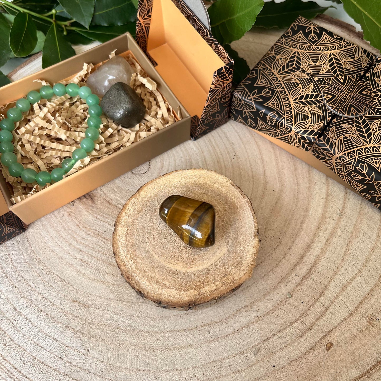 pierre naturelle oeil de tigre sur rondin de bois avec un coffret cadeau succés et un bracelet aventurine