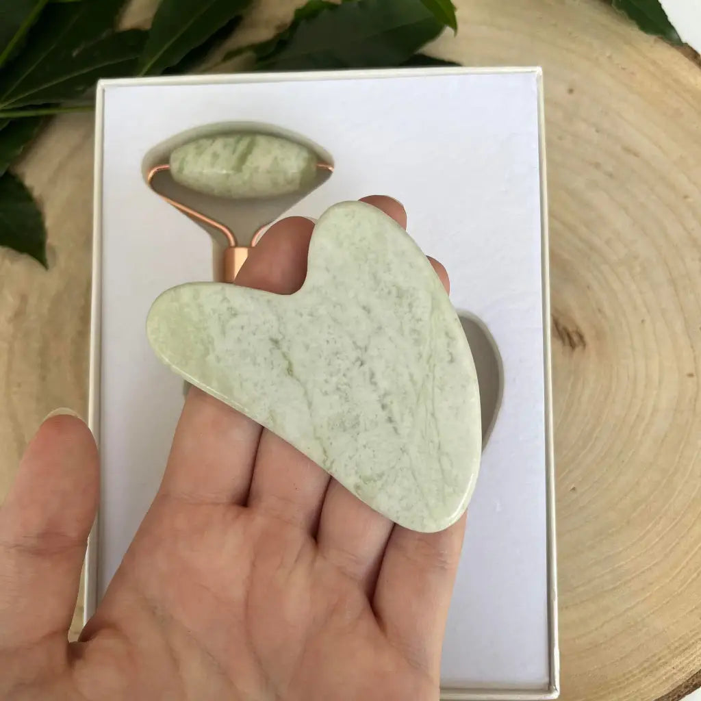 Gua Sha et Rouleau en Jade pour un Teint Rayonnant - Gua