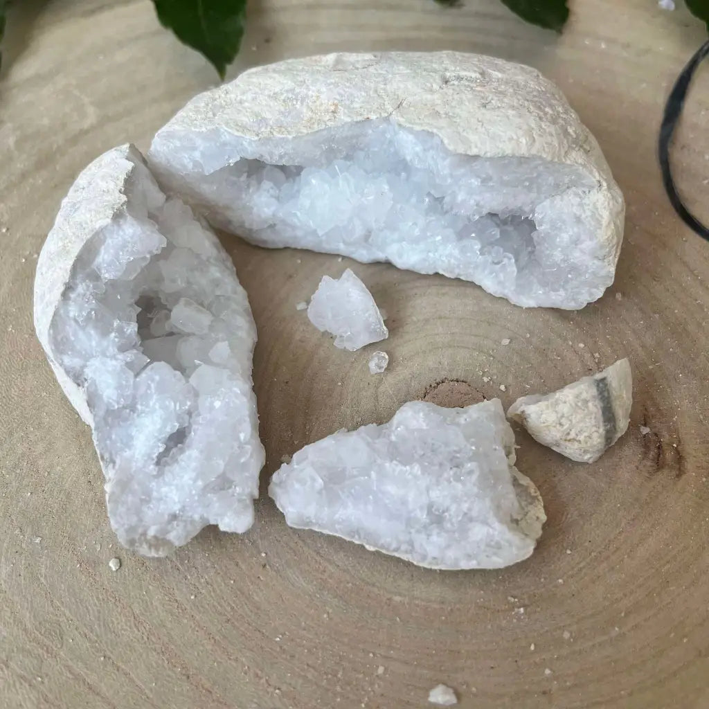 La Géode de Calcite Blanche: Un Joyau de Pureté - pierre