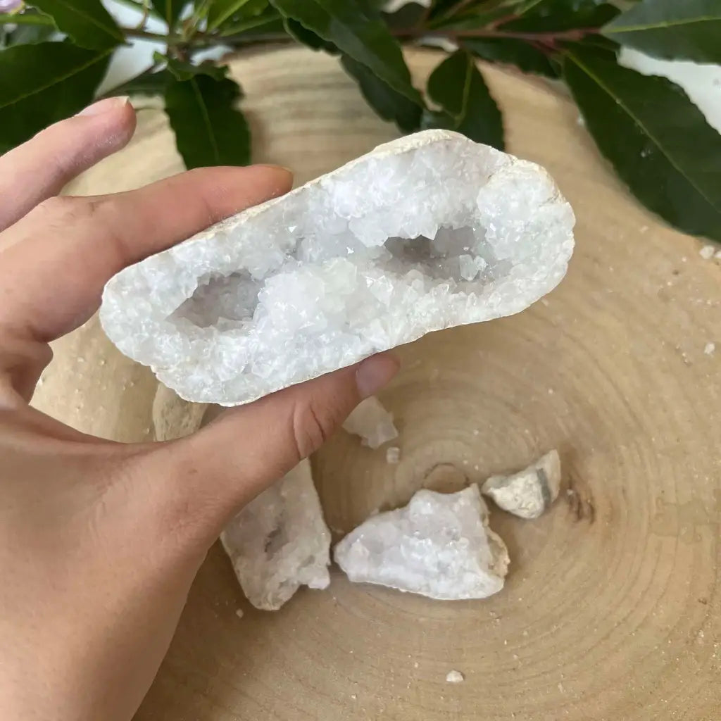 La Géode de Calcite Blanche: Un Joyau de Pureté - pierre