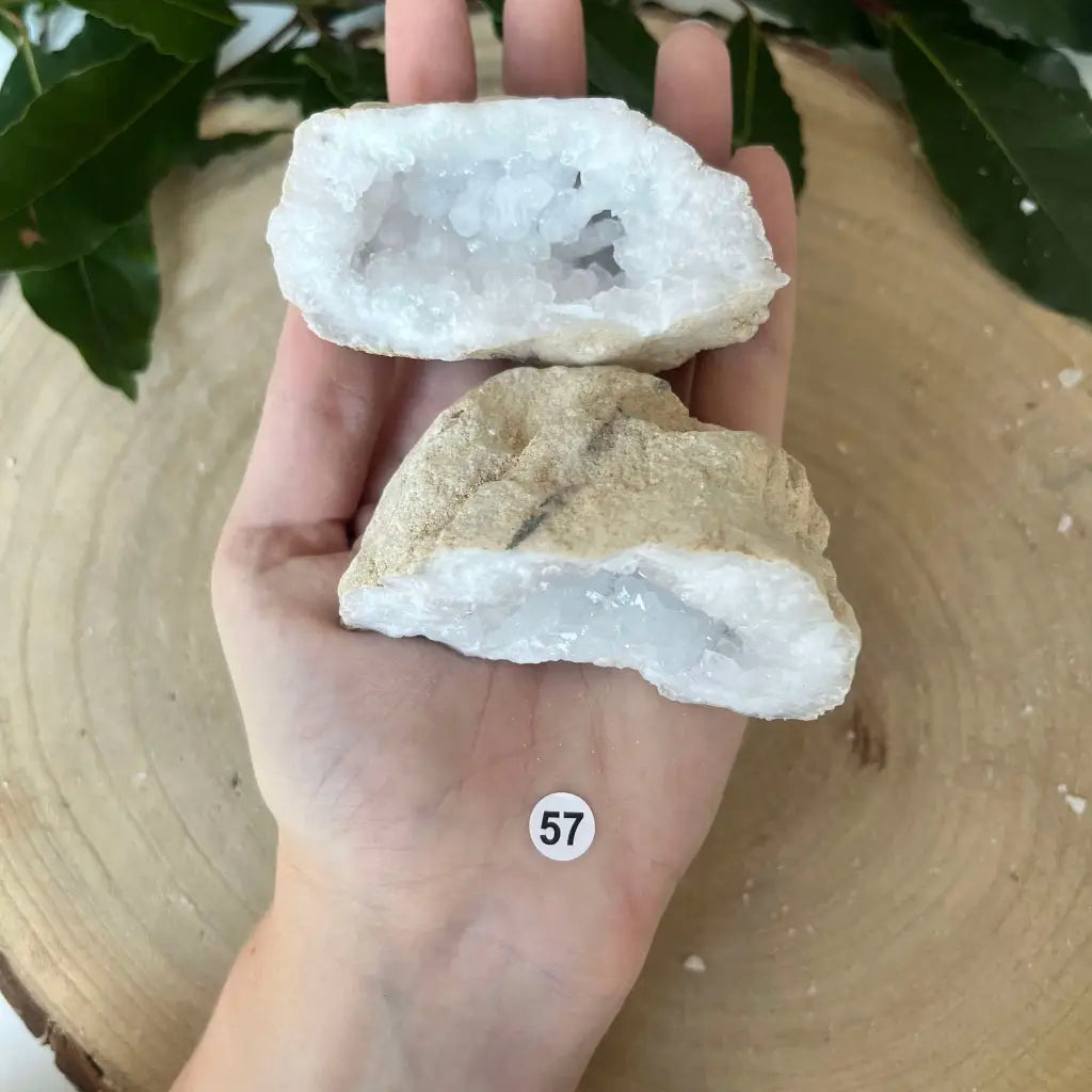 La Géode de Calcite Blanche: Un Joyau Terrestre - 57