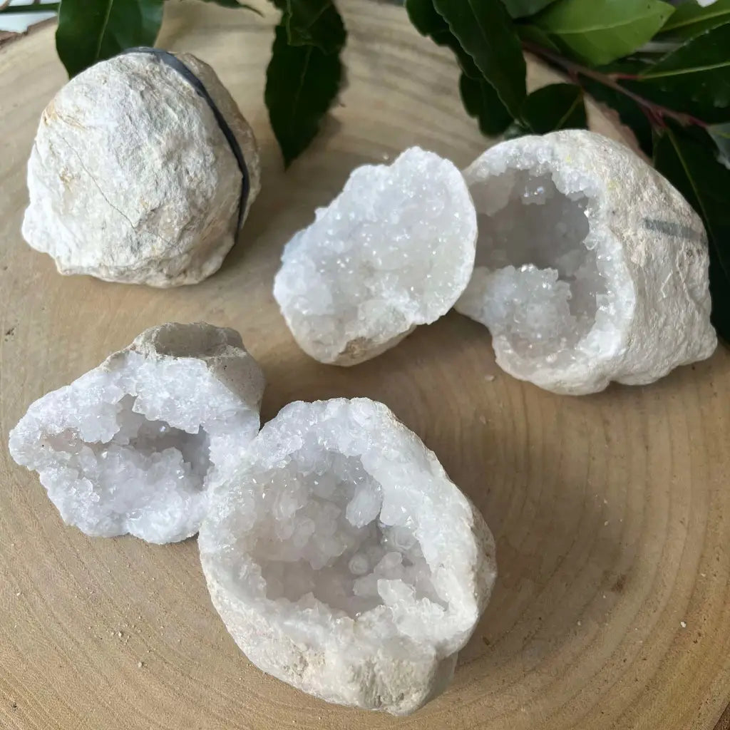 La Géode de Calcite Blanche: Un Joyau Terrestre - pierre