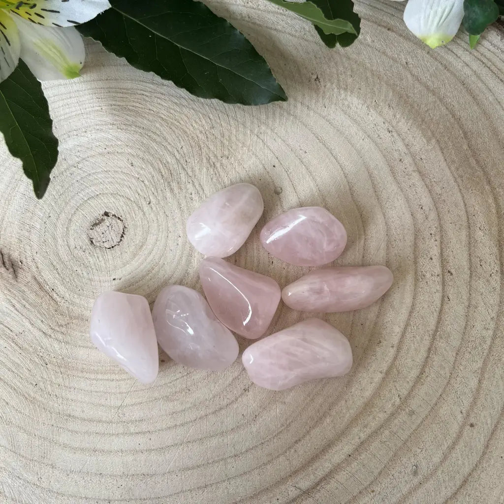 pierre de quartz rose naturelle posée sur rondin de bois