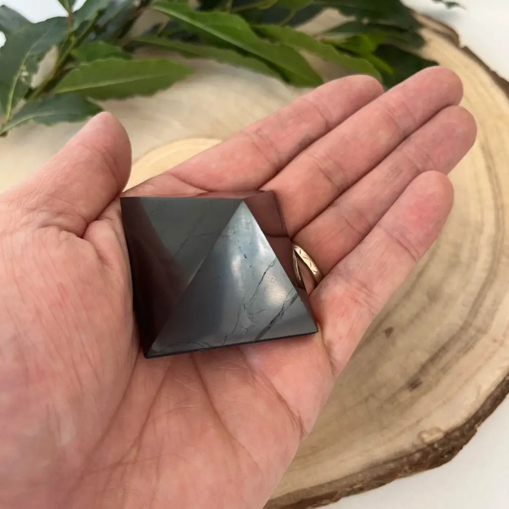 Pyramide de Shungite: Contre les Ondes Nocives - 50x50x50